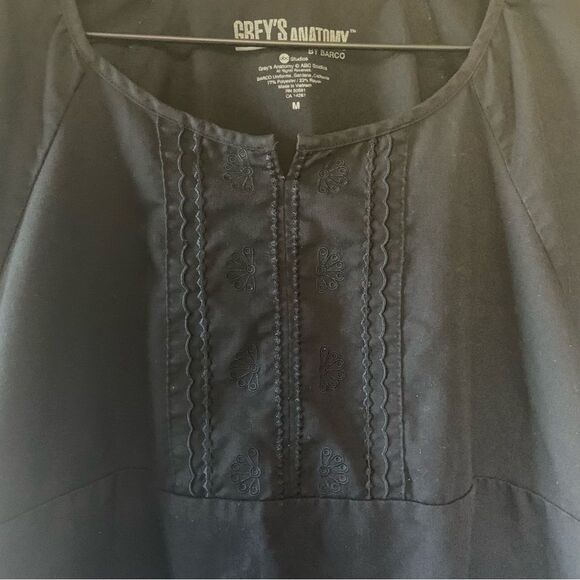 GREY’S ANATOMY 2 Pocket Embroidered Raglan Scrub Top Black Medium - Picture 5 of 9